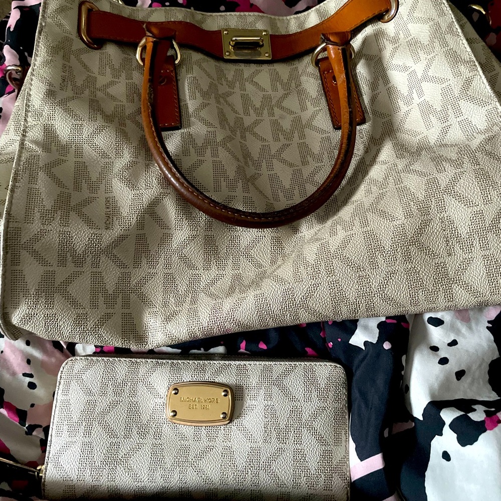 Selling my Michael Kors purse & wallet.
